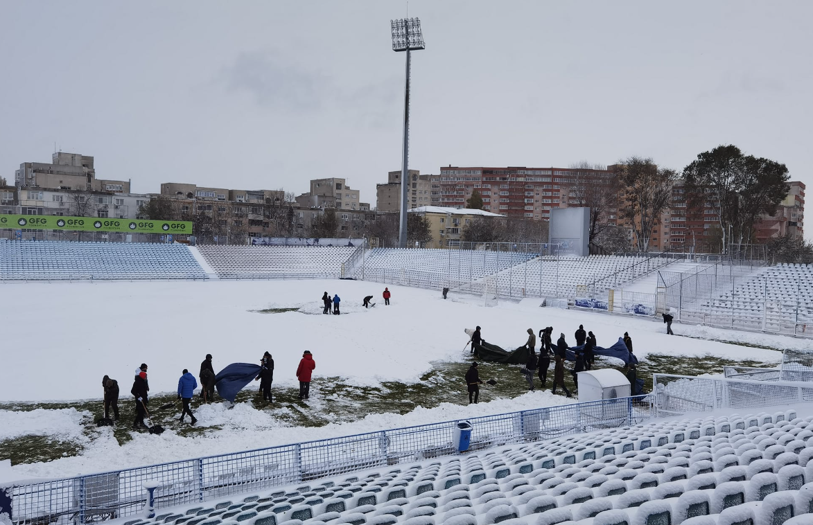 A început deszăpezirea stadionului din Galați. Zăpada nu pune în pericol meciul Oțelul - Universitatea Craiova