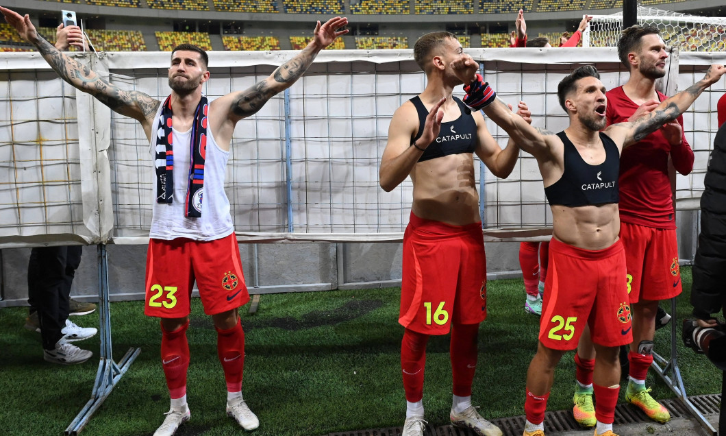 Fotbalistii stelisti Ovidiu Marian Popescu, Alexandru Mihail Baluta si Damjan Djokovic saluta galeria dupa meciul de fot