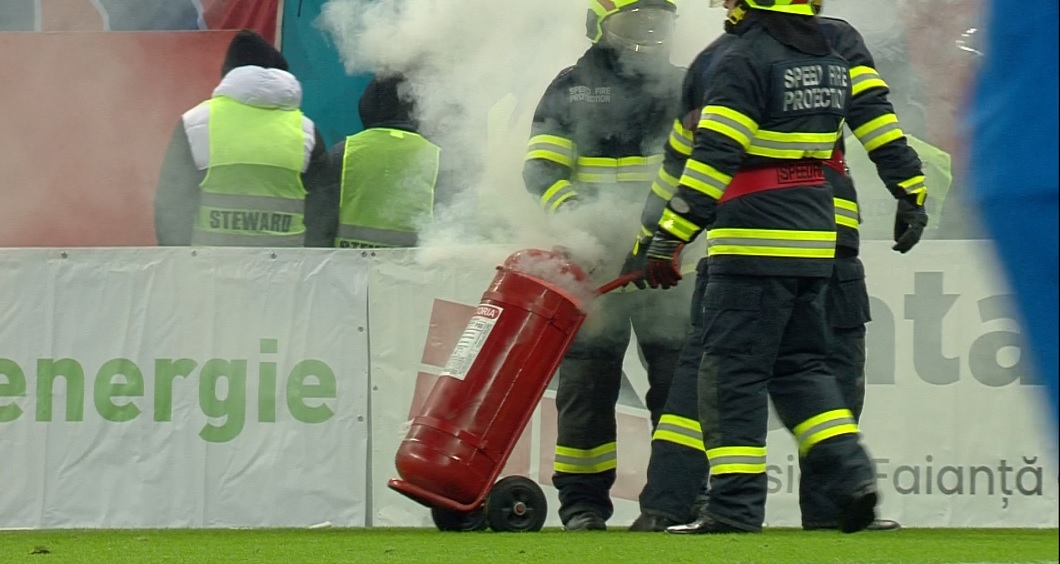 Ce sunt ”mașinăriile” în care băgau pompierii torțele aruncate pe gazon la Dinamo - FCSB