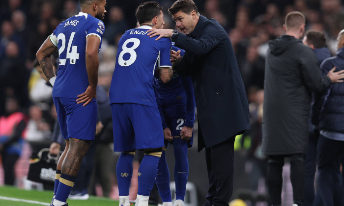 London, England, 6th November 2023. Mauricio Pochettino, Chelsea talks with Enzo Fernandez of Chelsea during the Premier