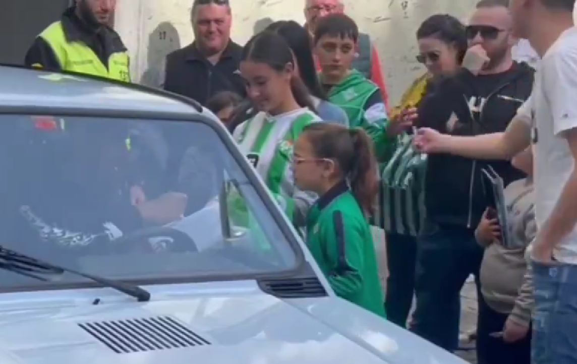 A făcut milioane din fotbal și e vedetă la echipa sa, dar conduce o mașină de doar 1.000 de euro!