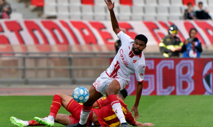 Malcom Edjouma (SSC Bari) and Davide Veroli (US Catanzaro 1929) during SSC Bari vs US Catanzaro, Italian soccer Serie B