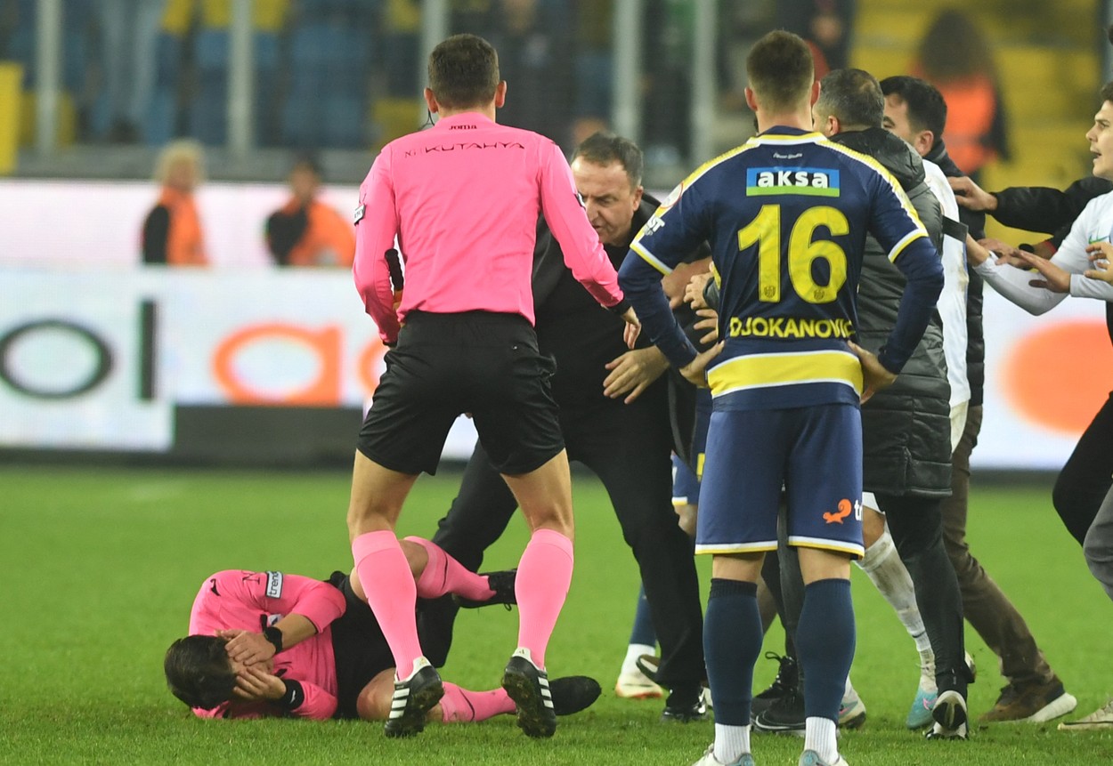 Decizia radicală luată de președintele lui Ankaragucu, la 24 de ore după ce l-a bătut pe arbitru pe gazon