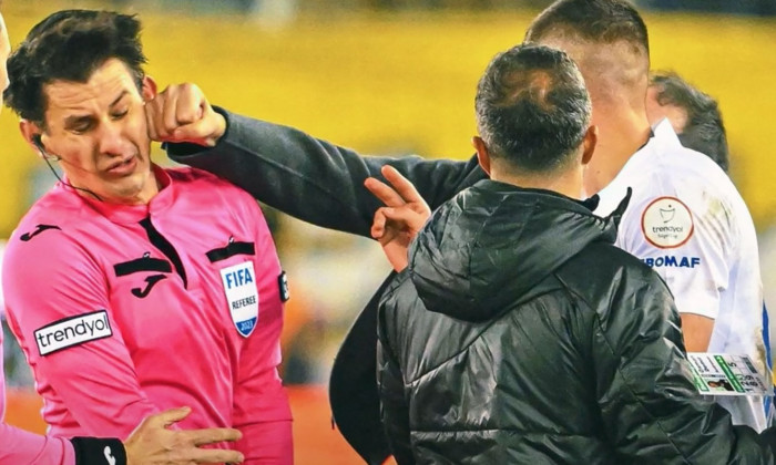 Scènes intolérables en Turquie, un arbitre de football violemment roué de coups