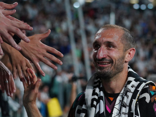 Giorgio Chiellini si è ritirato dal calcio e sta per calciarlo.