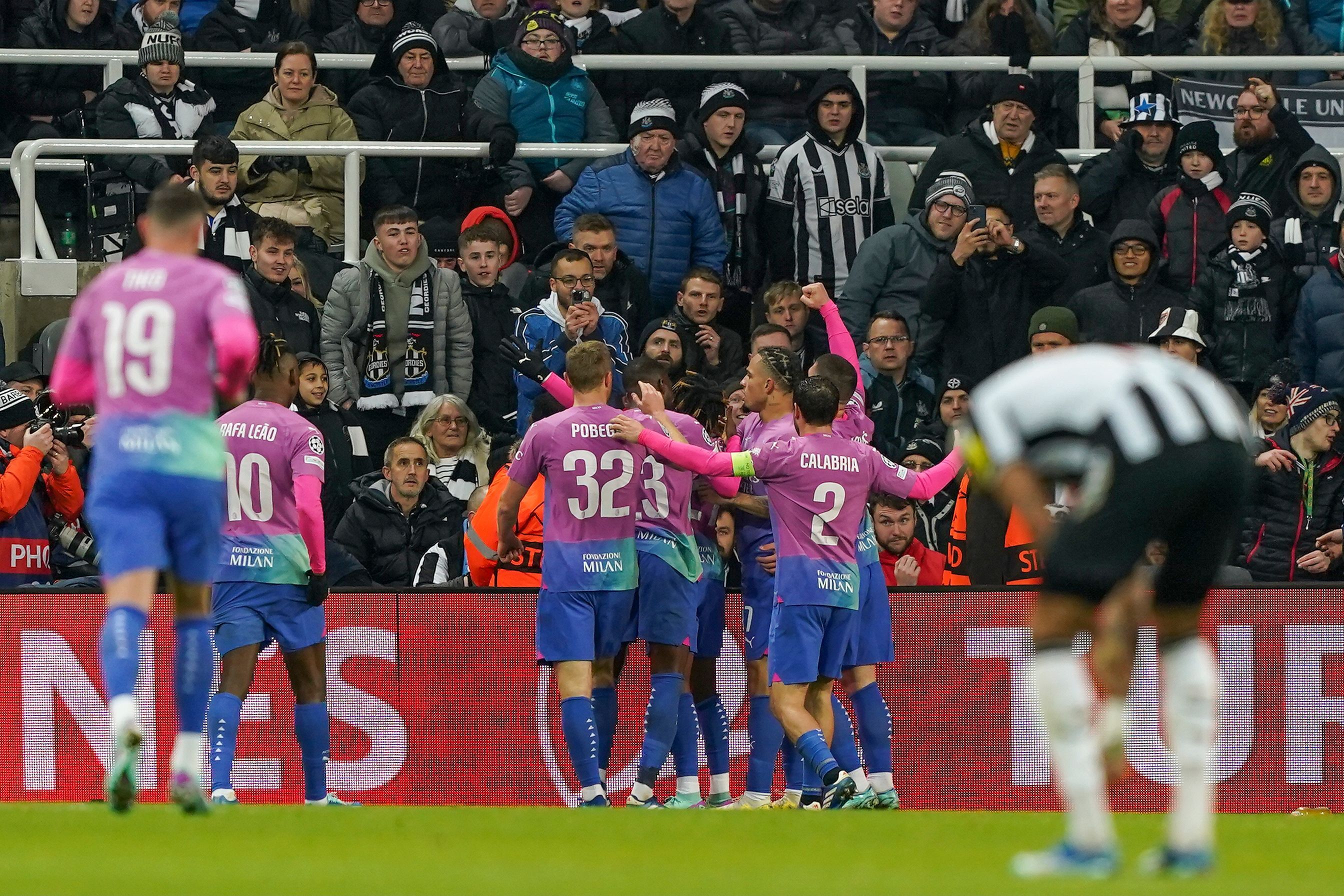 Newcastle - AC Milan 1-2. ”Diavolii” merg în Europa League, în timp ce ”Coțofenele” termină pe ultimul loc în grupă