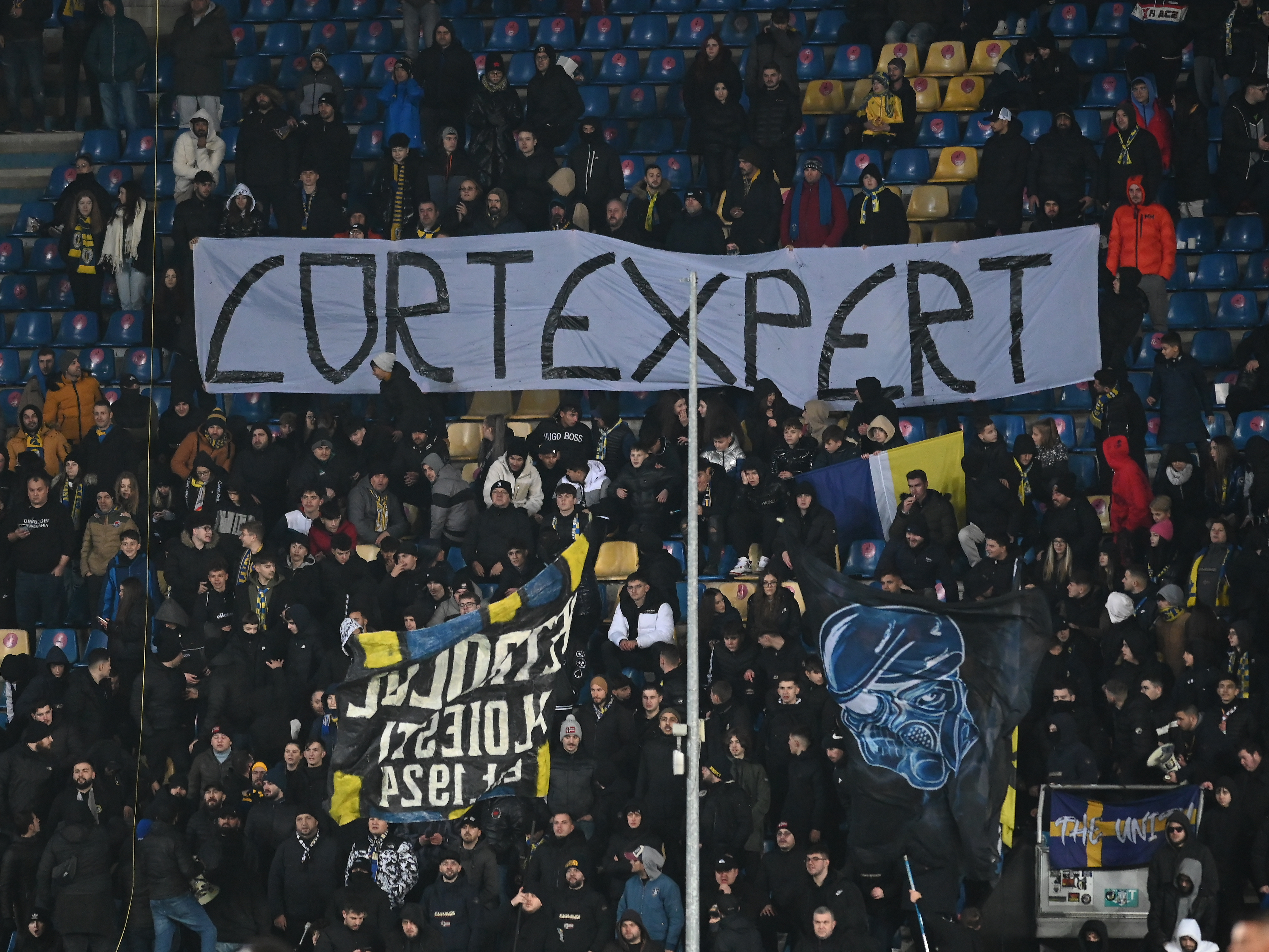 Serie de derapaje rasiste: bannerele afișate la Ploiești, la Petrolul - Rapid