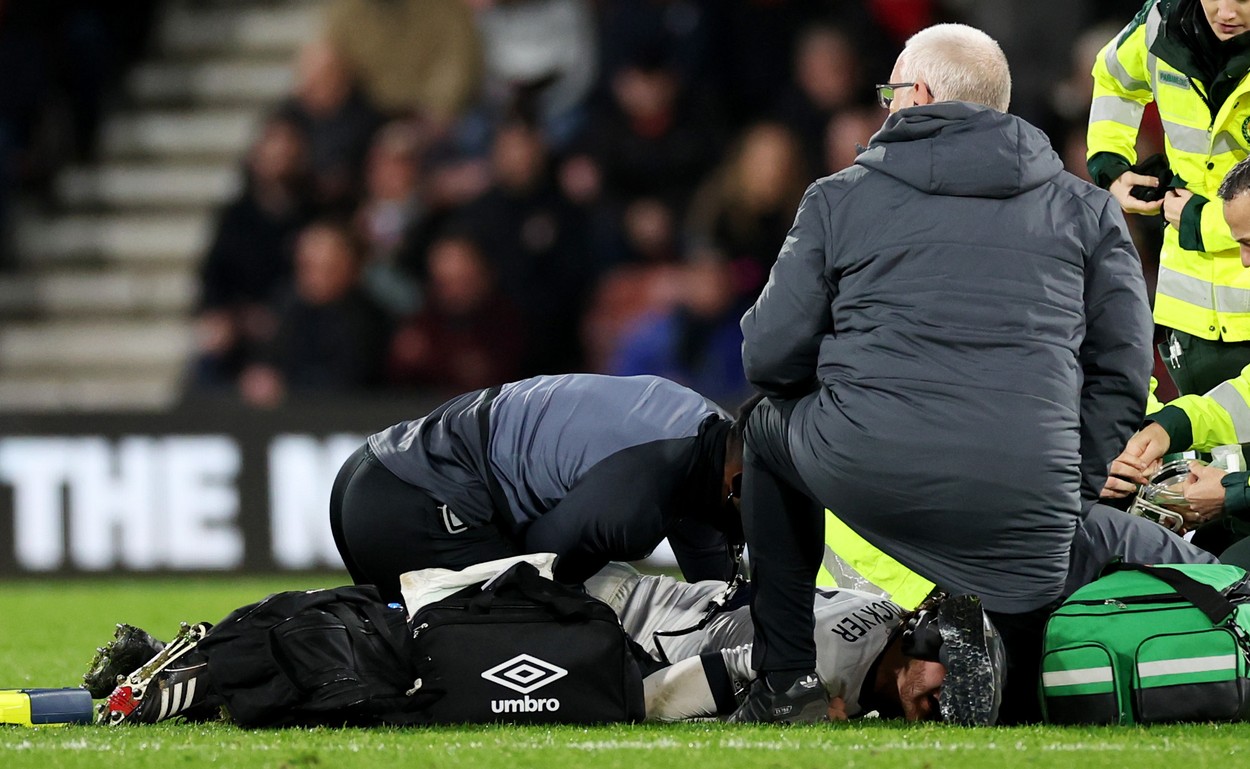 Meci oprit în Premier League. Un jucător s-a prăbușit pe teren, la 7 luni de când a fost operat