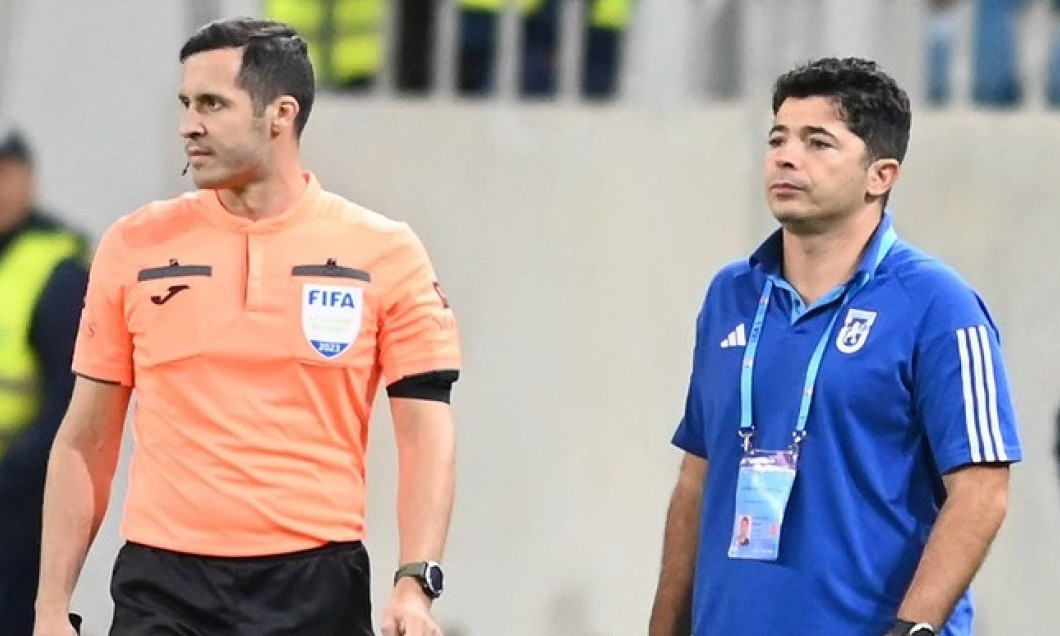 Giovanni Constantino reactioneaza alaturi de arbitrul asistent Mircea Mihail Grigoriu in meciul de fotbal dintre Univers