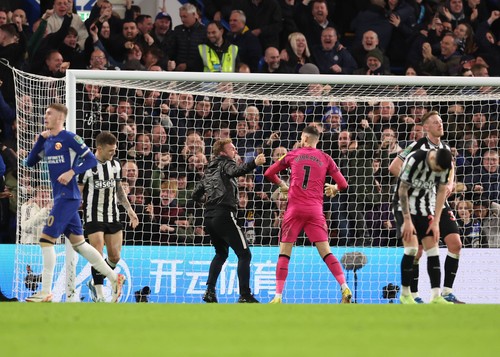 Portarul lui Newcastle, atacat pe teren de un fan al lui Chelsea