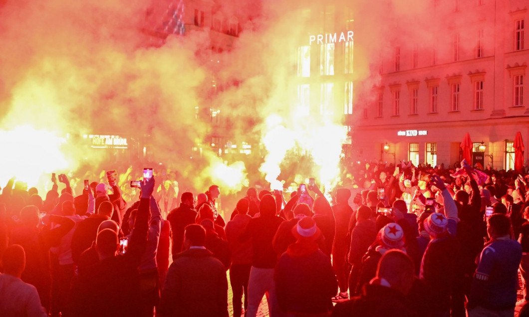 Leipzig - Pyrotechnik und Fangesänge: Serbische Fußballfans in Leipzig - Großeinsatz der Polizei 25.10.2023 ab 18 Uhr Le