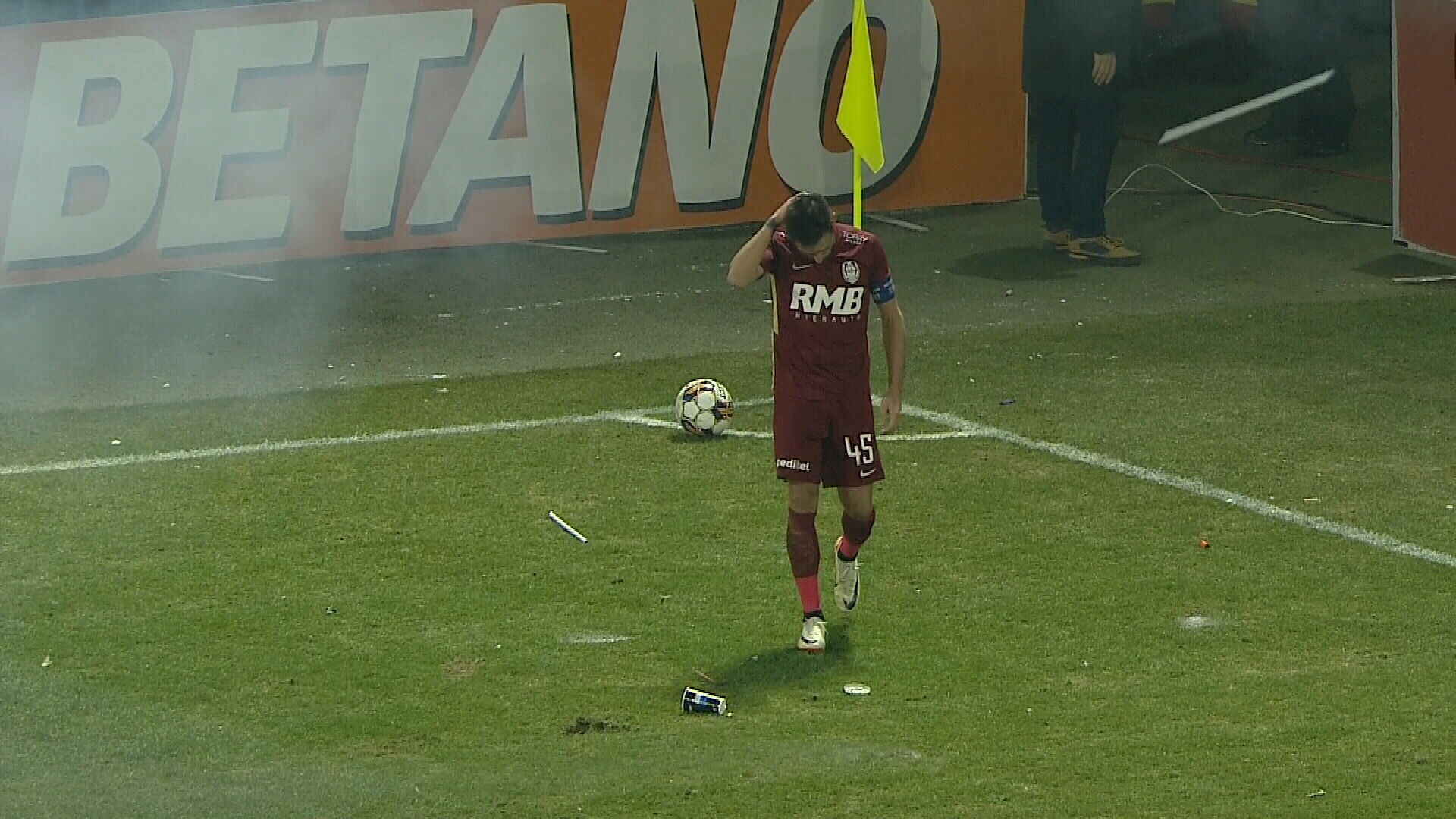 Ultrașii ”U” Cluj au aruncat cu obiect spre Mario Camora! Cum a reacționat căpitanul de la CFR Cluj