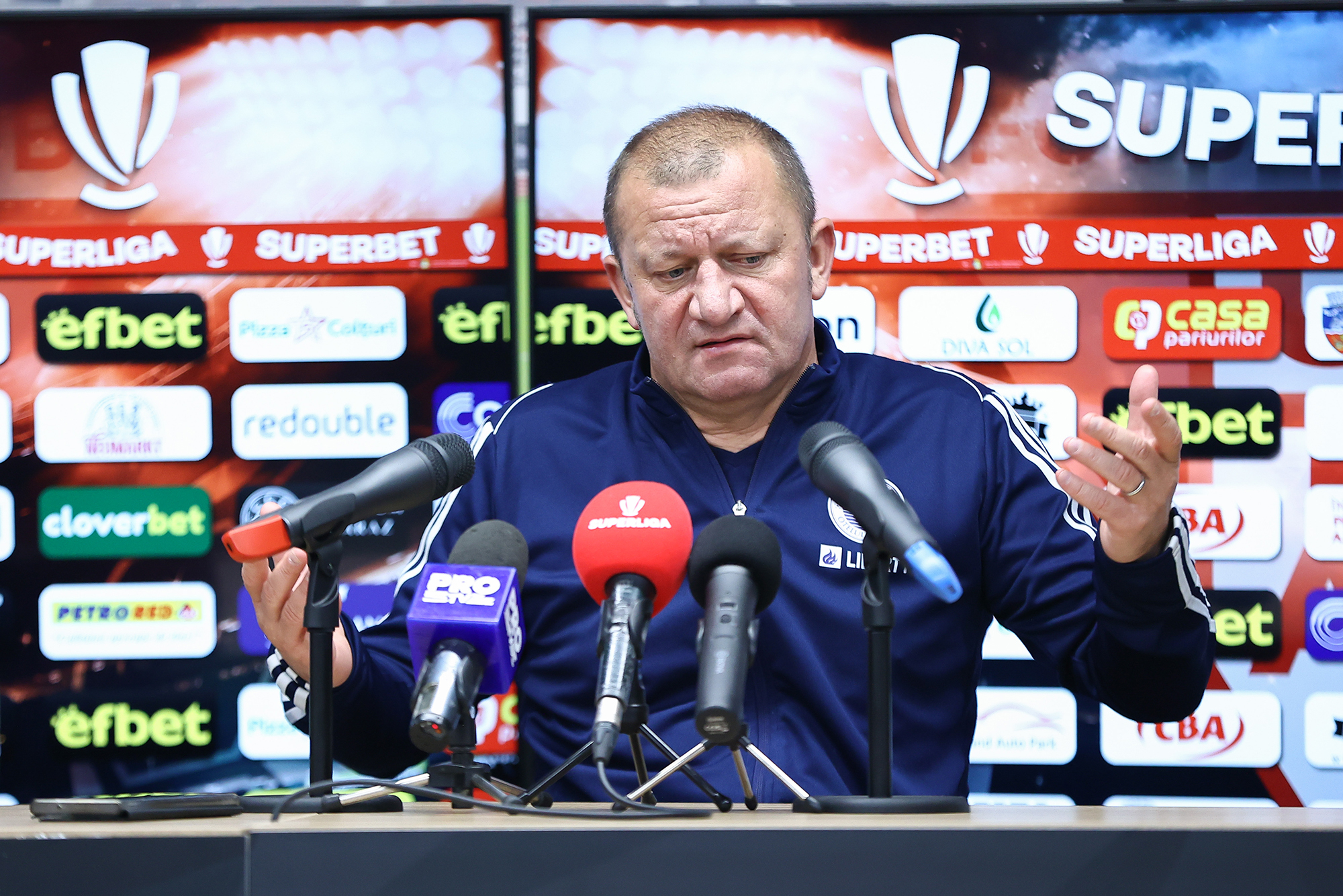 Dorinel Munteanu a anunțat că 10 jucători pleacă de la Oțelul, dar nici el nu e sigur că va continua: ”Lumea a luat-o razna”