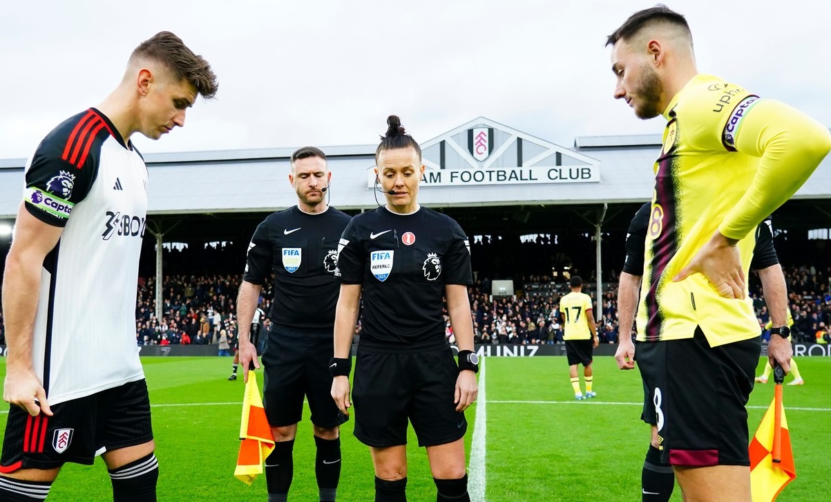 Ce s-a strigat în mod repetat din tribune la primul meci arbitrat de o femeie în Premier League