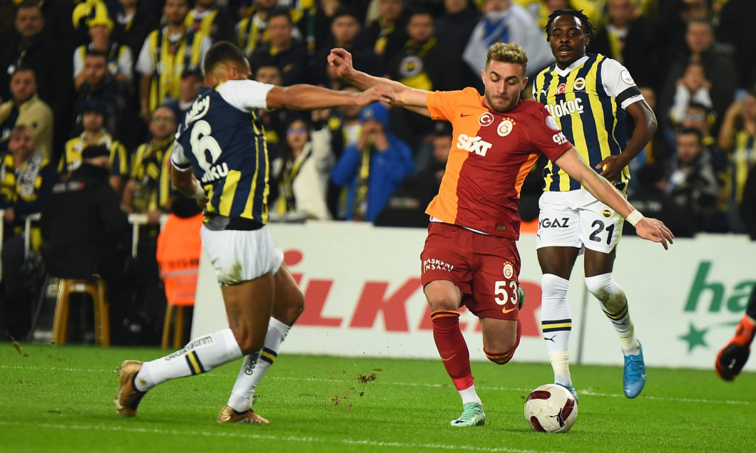 Bright Osayi Samuel (21) of Fenerbahce and Baris Alper Yilmaz of Galatasaray during the Turkish Super League Derby match