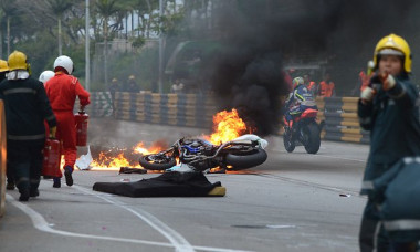 motocicleta arde