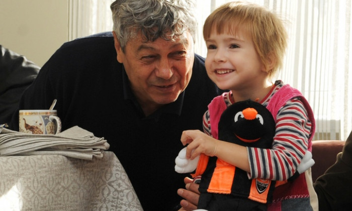 Foto Mircea Lucescu È™i JucÄƒtorii Lui È™ahtior Au FÄƒcut Cadou O CasÄƒ Unei Familii Cu È™apte Copii