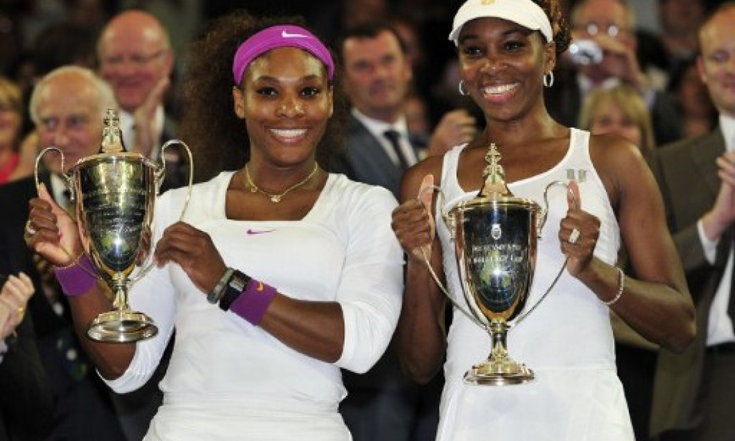 serena si venus cu trofeul.afp