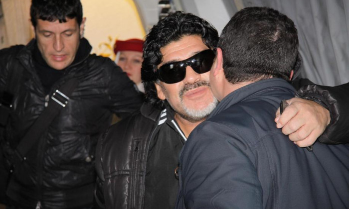 maradona la sosirea in italia la roma fiumicino la stampa