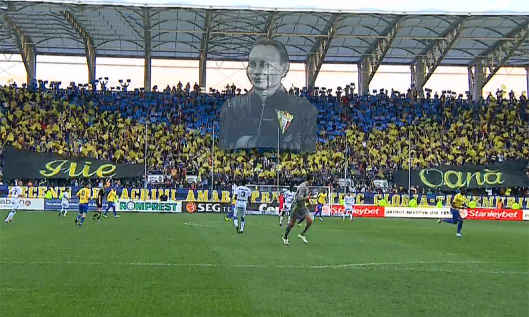 Coregrafia fanilor ploieșteni cu Ilie Oană / foto: digisport.ro