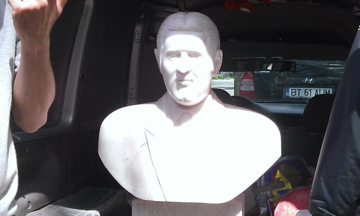 statuie becali1