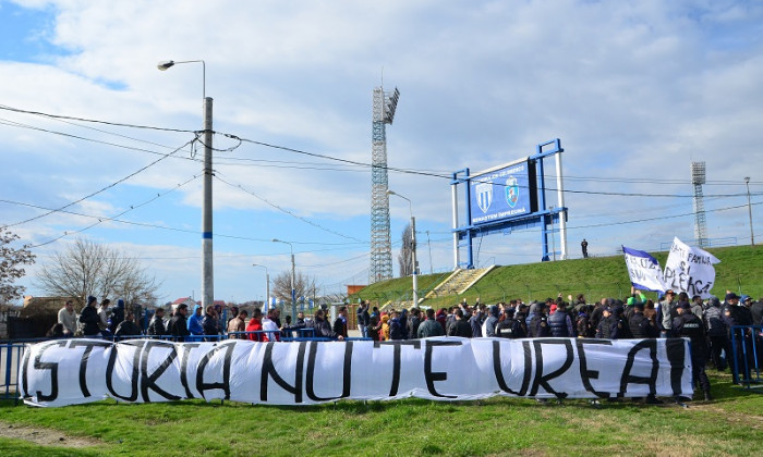 priotest.craiova.peluza.Sud