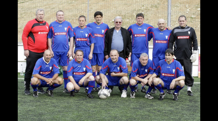 Ceaușescu with the 1986 European Champion's Cup winner team Steaua  Bucharest - Qwizzeria