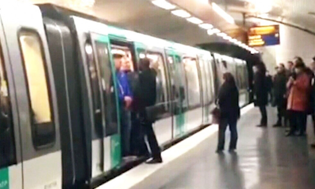 BÄƒrbatul De Culoare Care Nu A Fost LÄƒsat SÄƒ Intre In Metrou De Fanii Lui Chelsea Va Depune Plangere