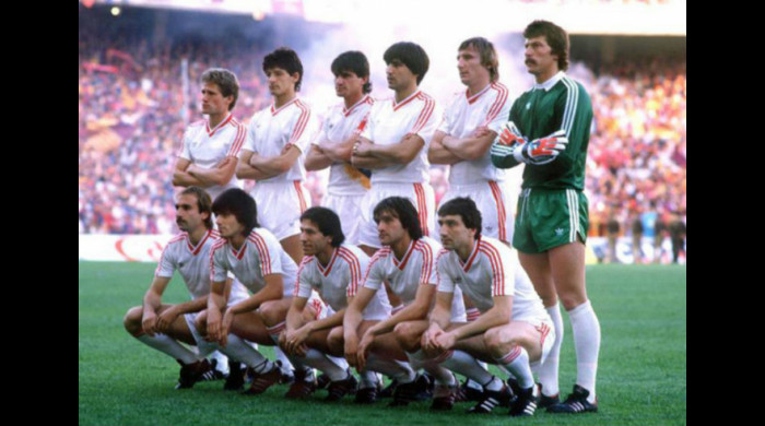 Ceaușescu with the 1986 European Champion's Cup winner team Steaua  Bucharest - Qwizzeria