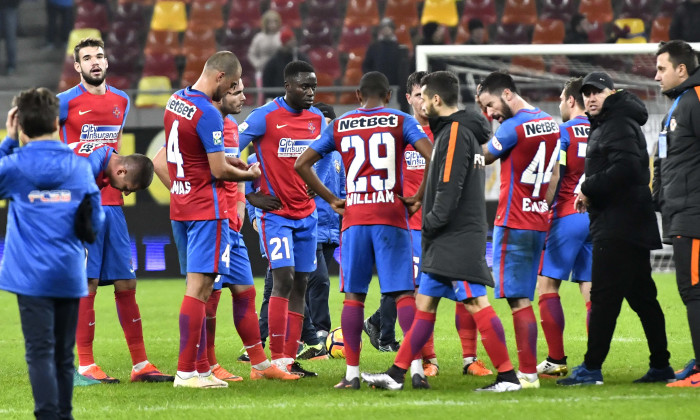 grup jucatori steaua ros albastru