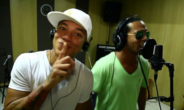 ronaldinho canta