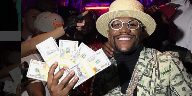 Floyd Mayweather a câștigat o sumă enormă la pariuri. Și-a pus banii pe scaunul mașinii, la vedere