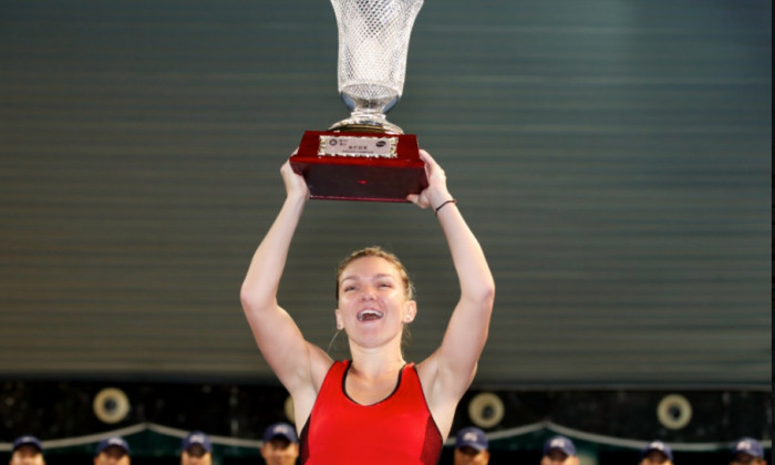 Halep ridica trofeul