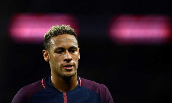 Neymar, jucat pe degete de spanioli