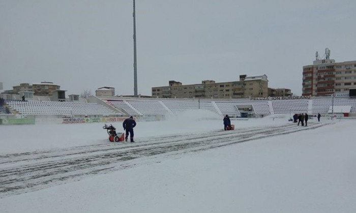 Stadionul din Botoşani, acoperit de zăpadă