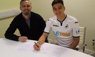 Marco Dulca, alături de impresarul Lucian Marinescu, a semnat pe încă doi ani cu Swansea