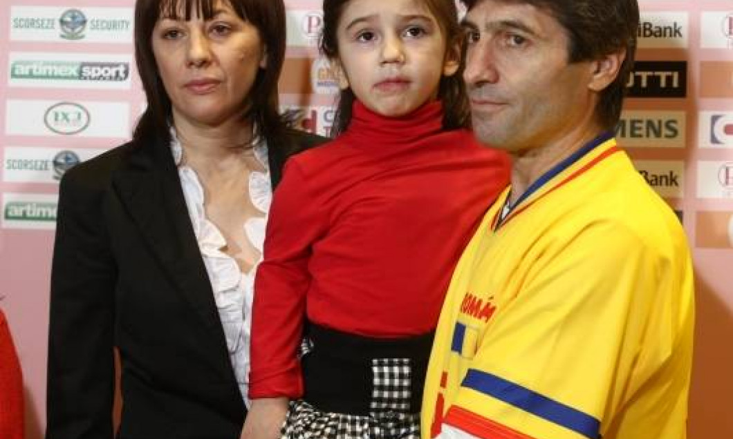 Kassandra, alături de părinții ei