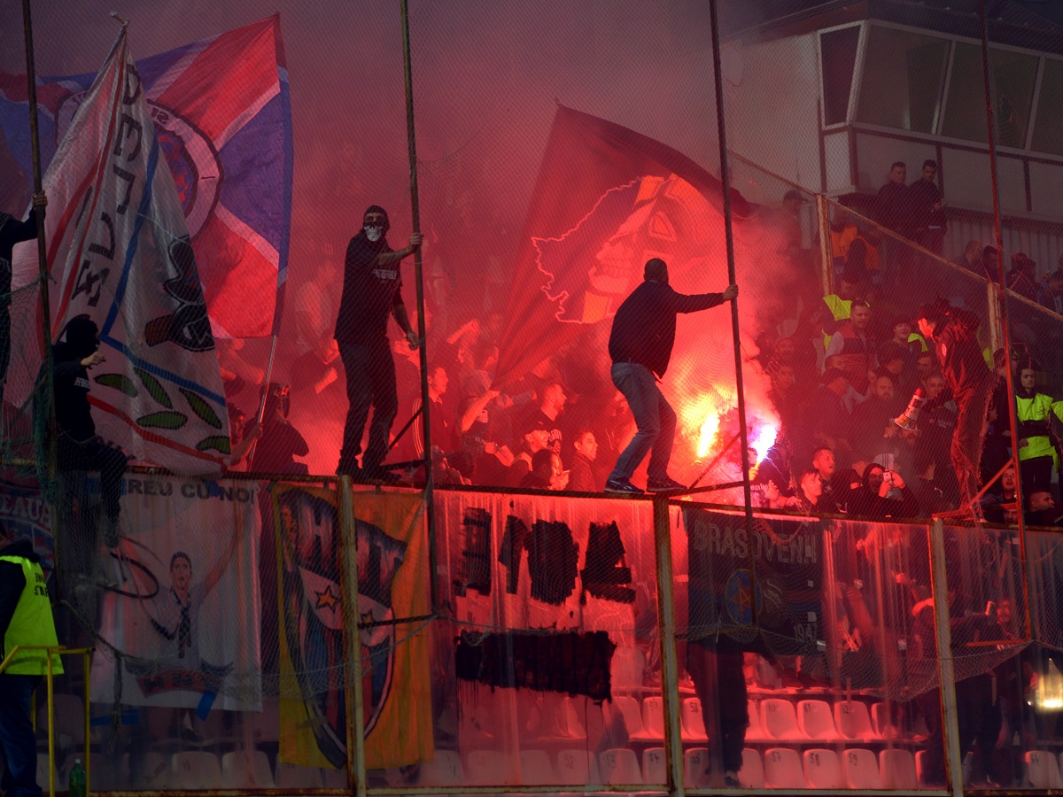 Distanțare socială?! Fanii din Peluza Sud au făcut spectacol la stadionul Steaua, cu torțe aprinse și scandări ca pe vremuri