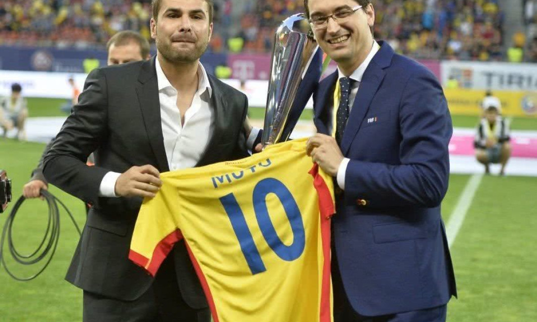 883334-853942-rkx4630-adrian-mutu-trofeu-premiere-razvan-burleanu-rade-tricou-mutu-10