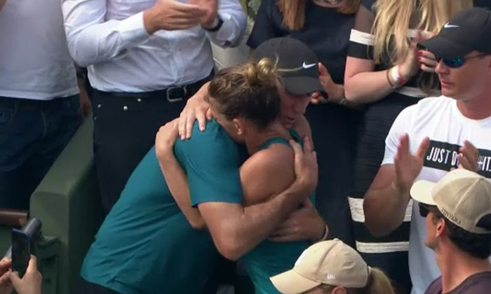 Halep Cahill imbratisari