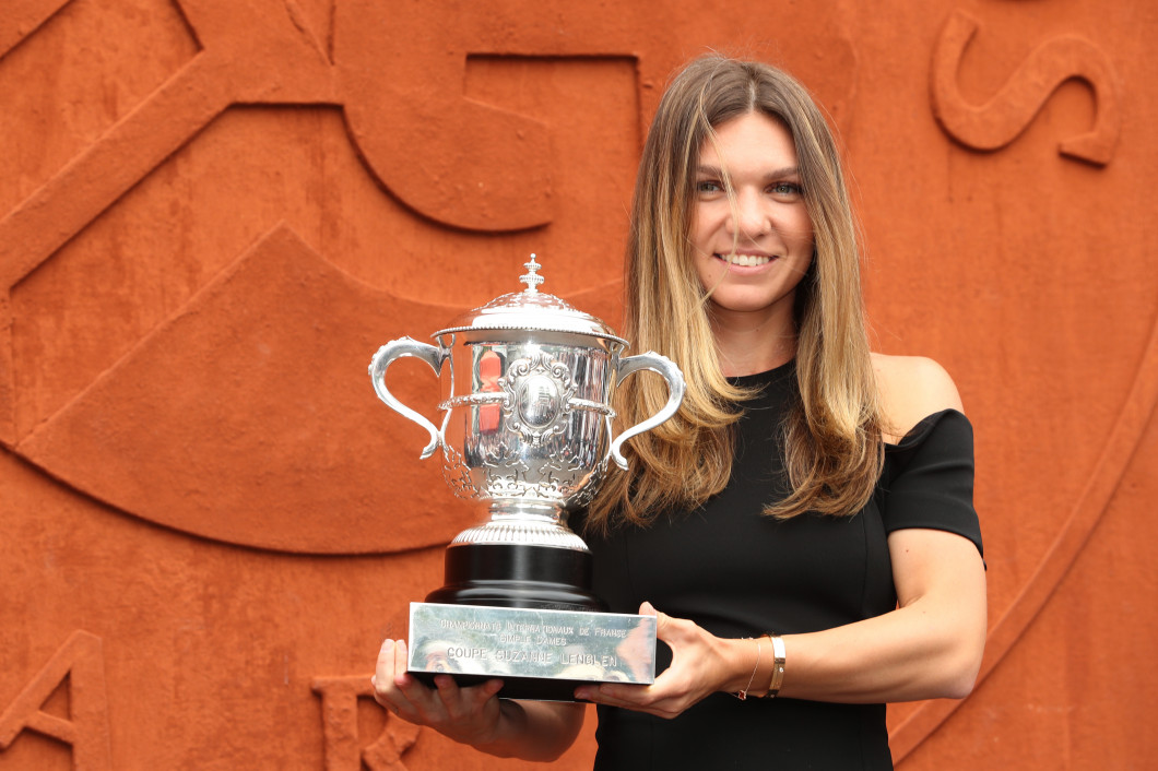 Galerie Foto Simona Halep ApariÅ£ie De Cinci Stele La È™edinÈ›a Foto Cu Trofeul De La Roland Garros