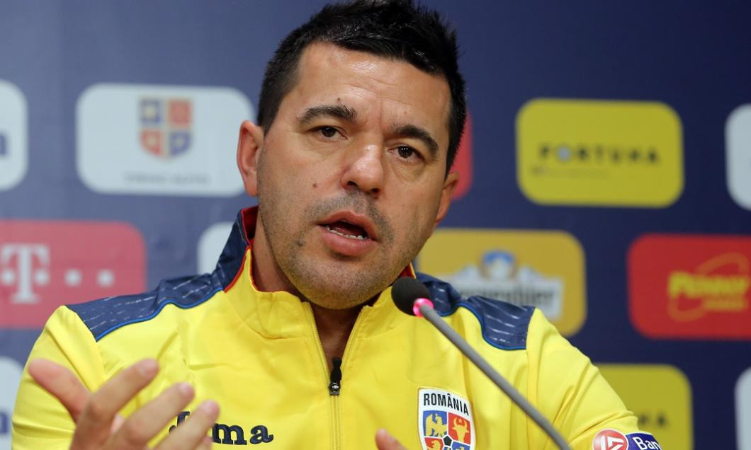 Cosmin Contra vorbește în cadrul unei conferințe de presă