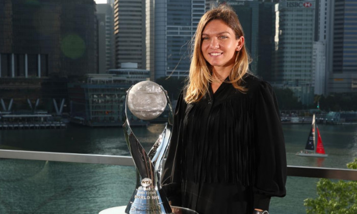 Halep si trofeul Chris Evert