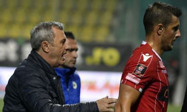 Mircea Rednic și jucătorii lui Dinamo au fost admonestați de fani