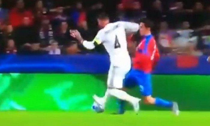 Momentul în care Ramos îşi loveşte adversarul
