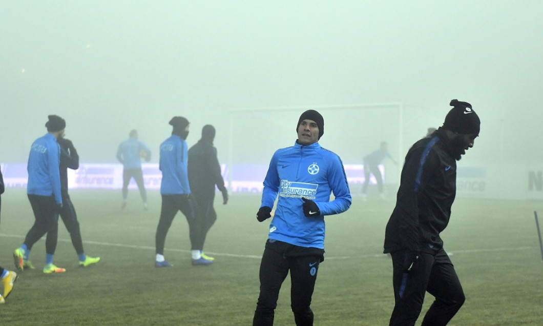 Fotbaliștii celor de la FCSB n-au putut juca meciul cu Viitorul din cauza ceții