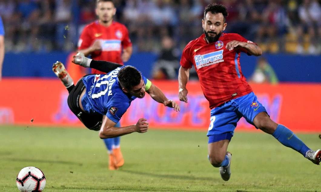 Ianis Hagi în duel cu Junior Morais