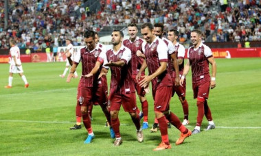 Fotbaliștii CFR-ului celebrează după victoria în fața lui Dinamo