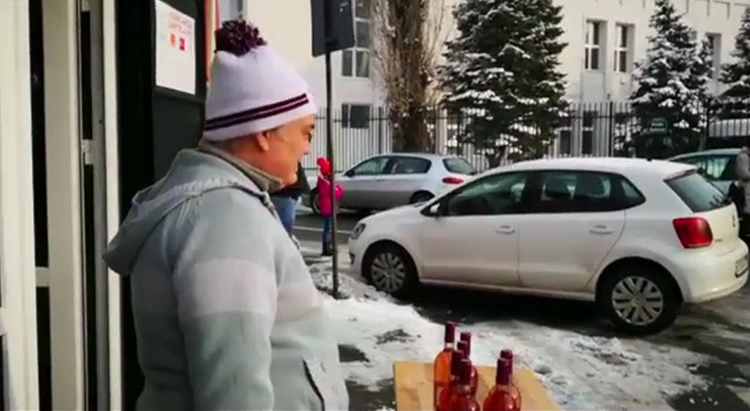 Babanu, unul dintre fanii veterani ai Rapidului, colindat de galerie
