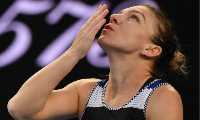 Simona Halep multumita, bezele catre cer